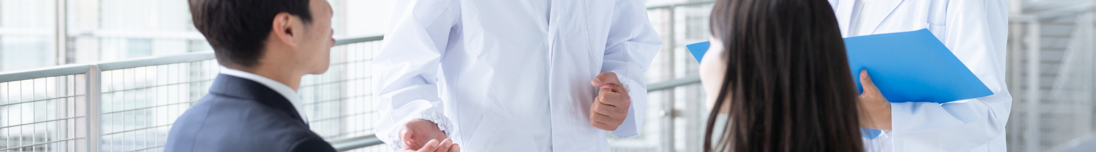 研究員を囲んで話し合いをする人々