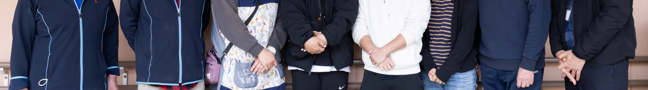 輪になって話し合いをするビジネスマン