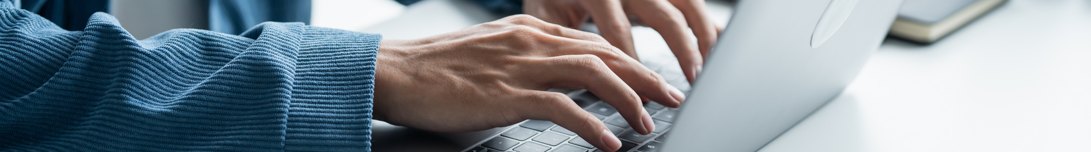 パソコンを操作する手元