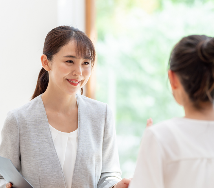 相談をする女性と相談を受ける女性